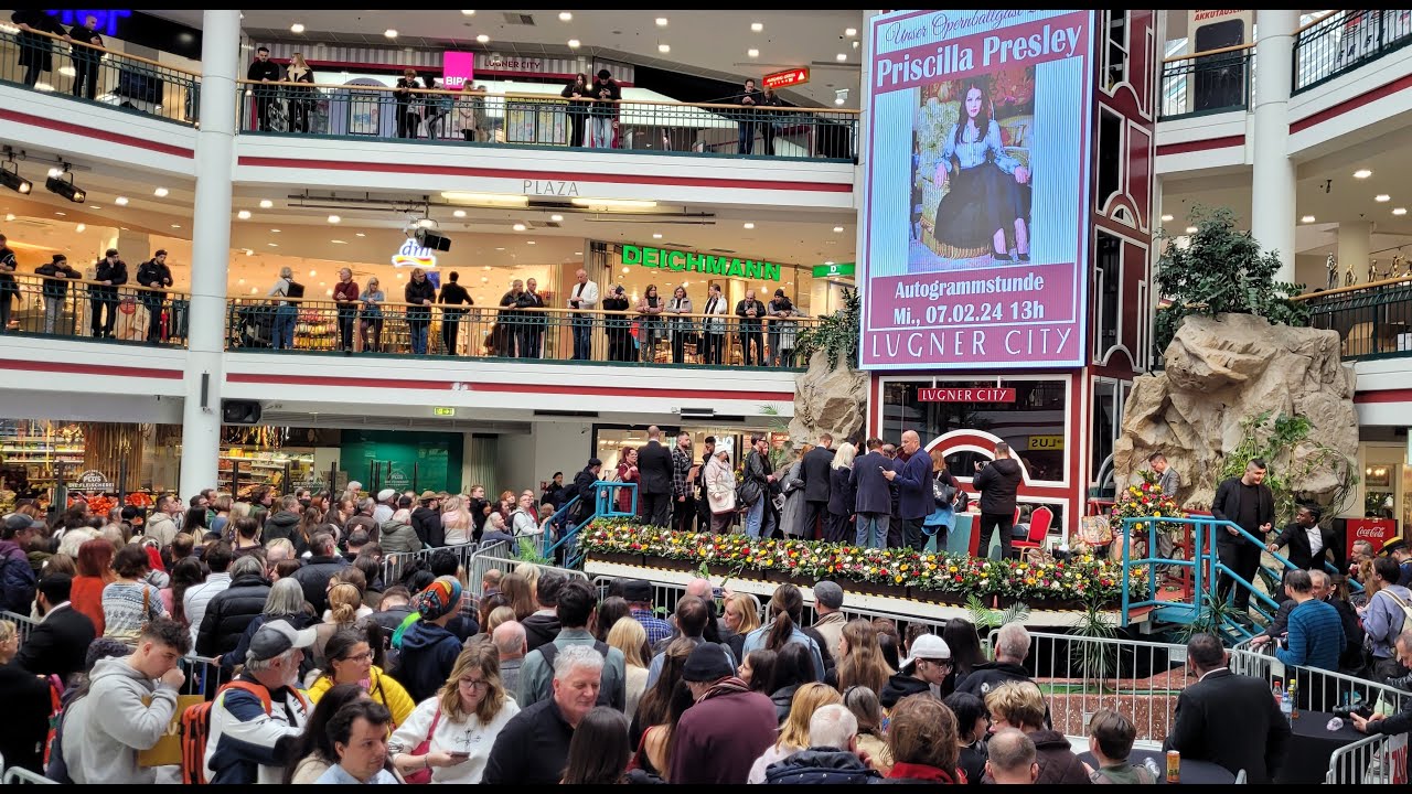 Autogrammstunde von Priscilla Presley Lugner City 2024