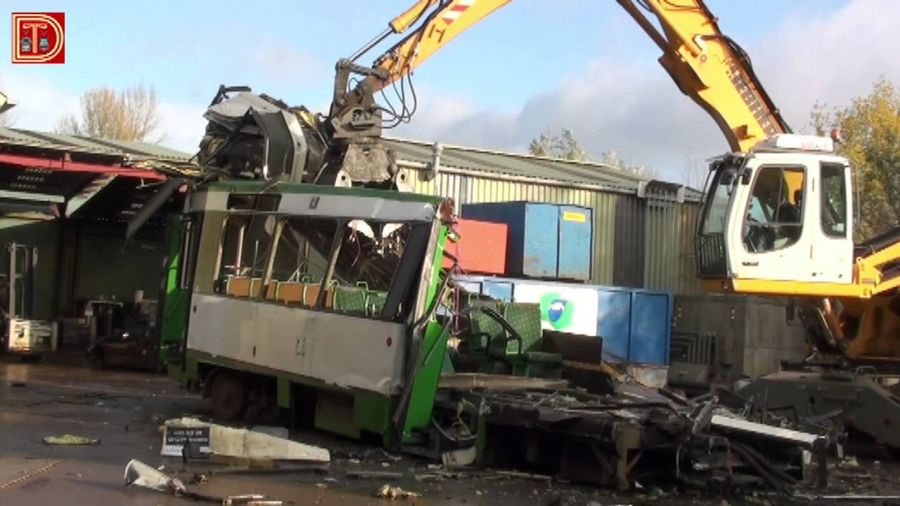 Een tram wordt gesloopt