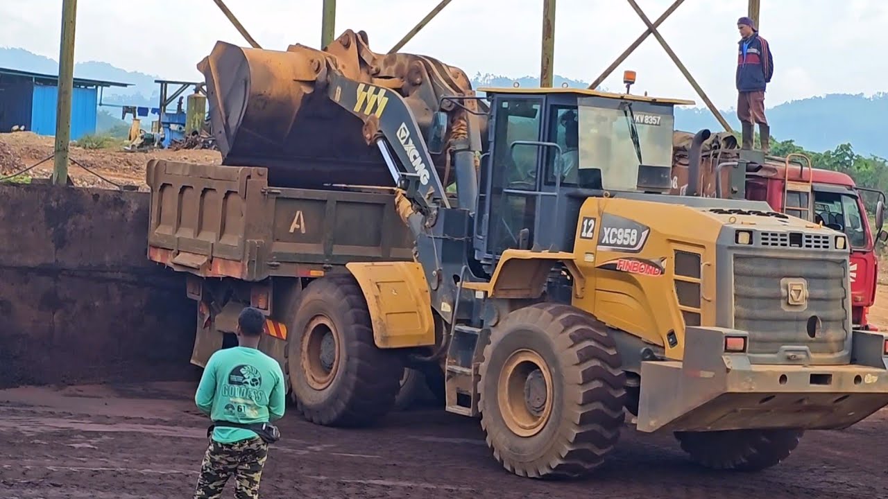 Wheel Loader XC 958 !! Inilah Aksi Operator Loading Dump Truck