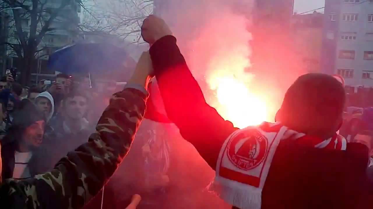 Intelektualet dhe Skifterat duke e kall flamurin e serbisë te ura e Ibrit..