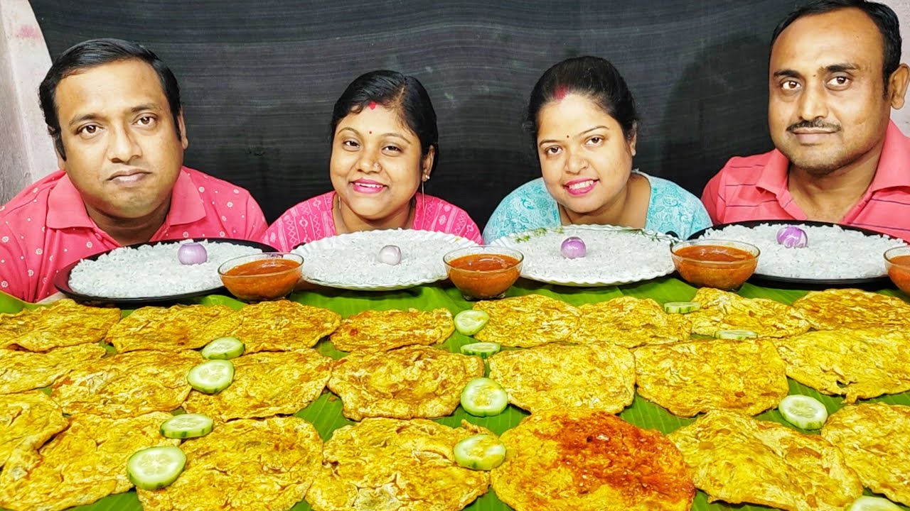 EGG OMELETTE CURRY RICE EATING CHALLENGE // food family & more 
