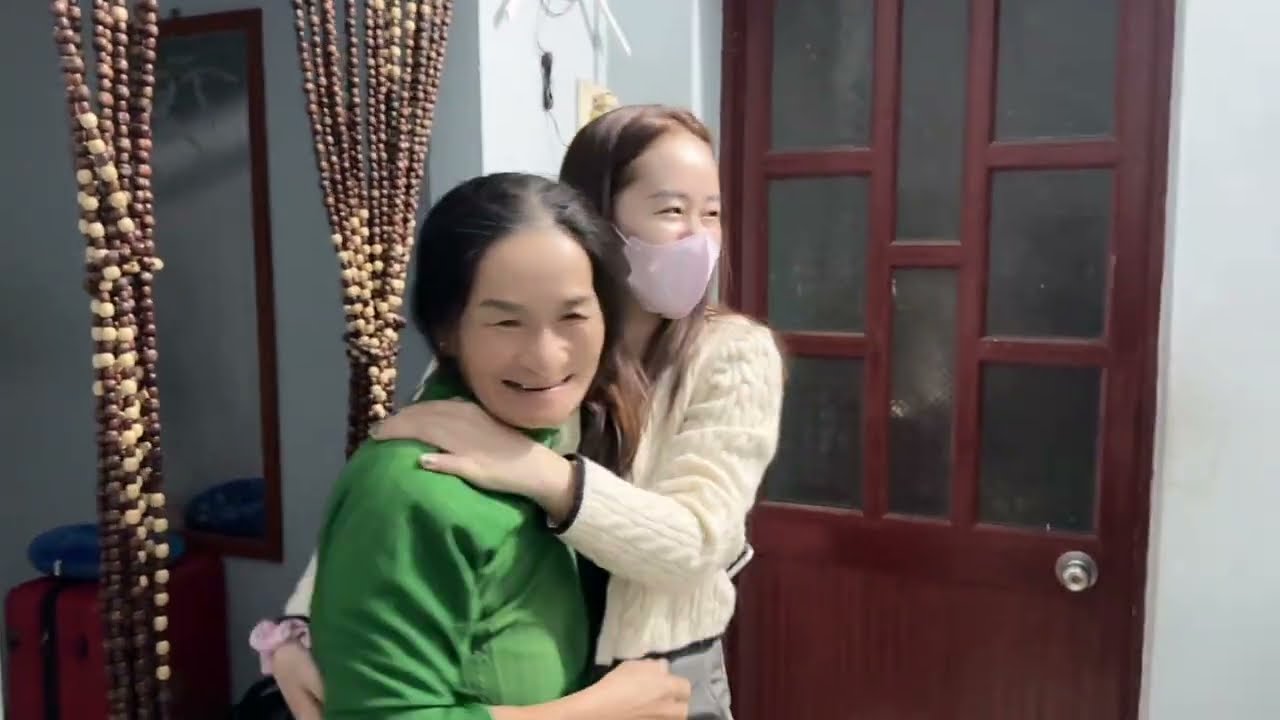 Bà beo chuẩn bị đồ cúng ba và ông địa để lên đường về quê . Mẹ tính vui quá chừng khi các con về tới