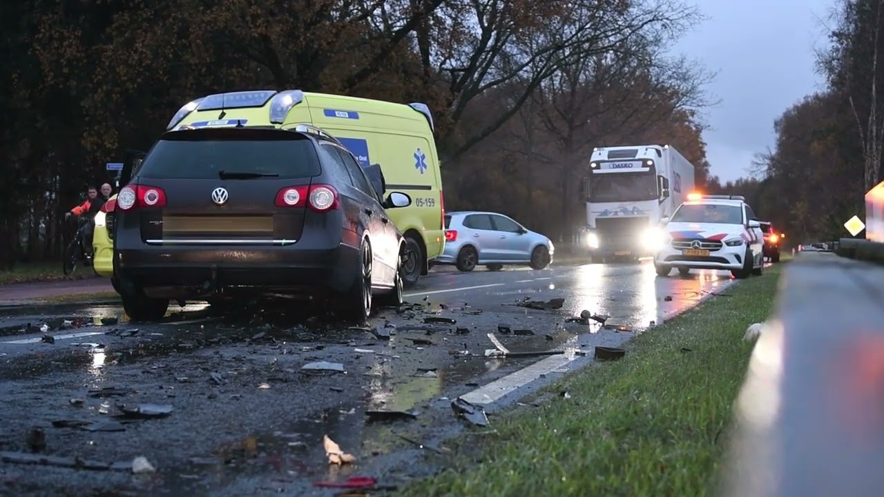 Gewonde bij forse kop-staartbotsing in Vriezenveen