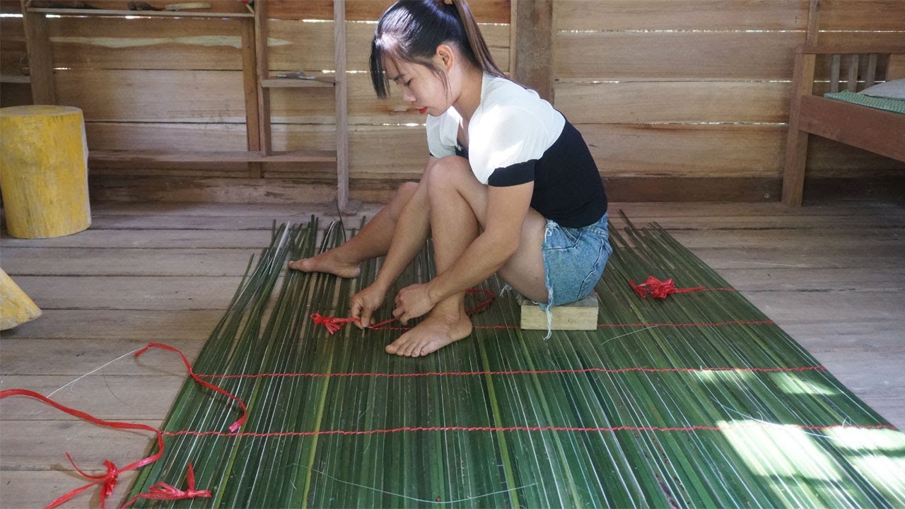 Use tree bark to make mats - Single mother alone in the forest building a new life