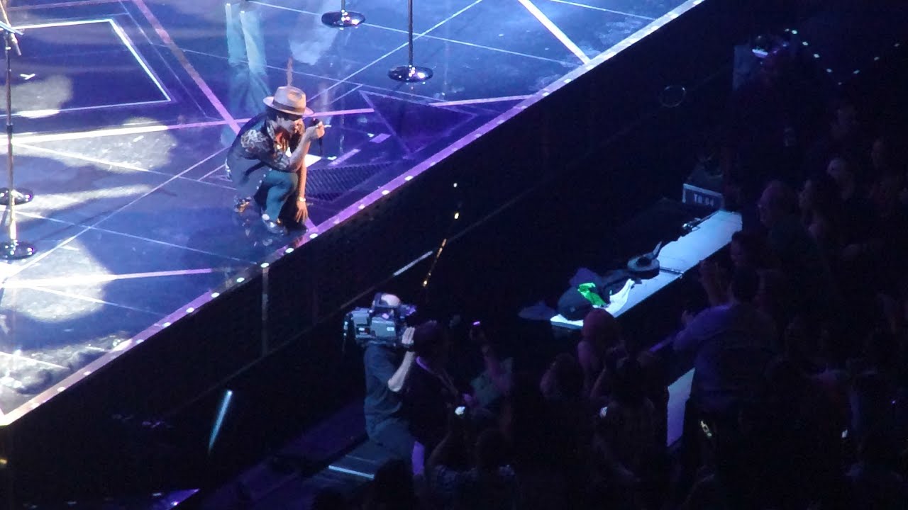 Bruno Mars Picking up Girls/Talking in Austin: The Moonshine Jungle Tour
