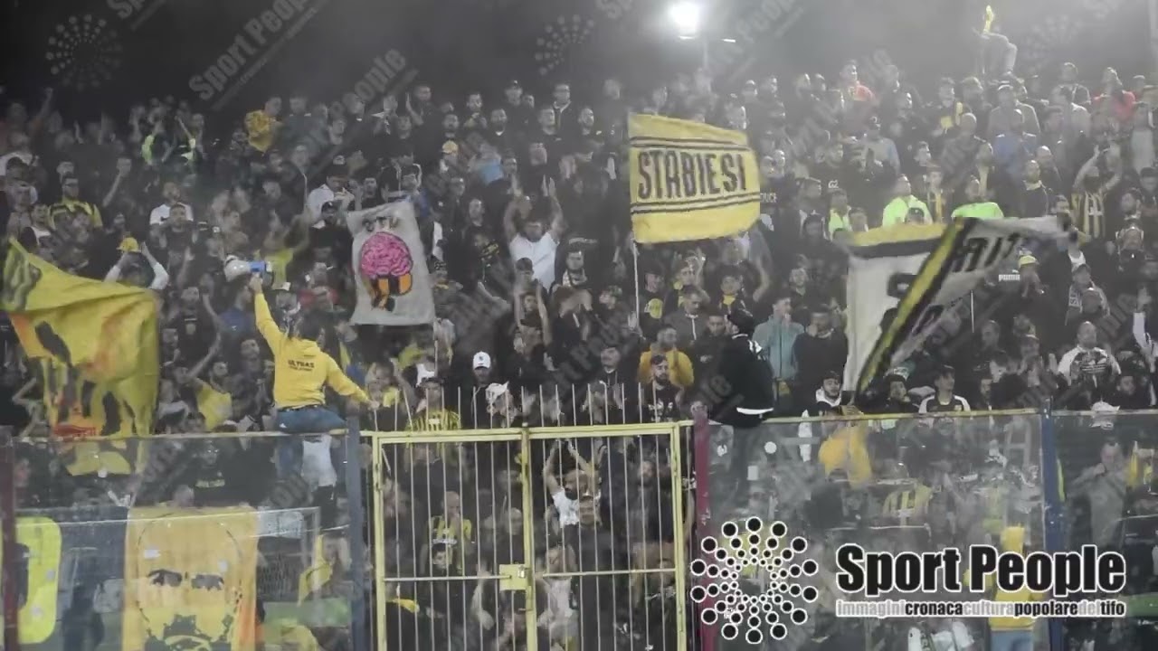 🐝 «Lo Stabia è forte e vincera!»: Torce e cori Juve Stabia @Casertana 2023-24
