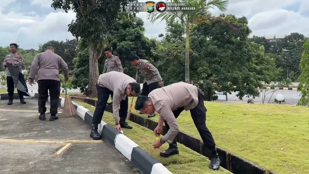 Ditresnarkoba Polda Kepulauan Riau turut andil menyemarakkan kegiatan Bersih-bersih di Masjid Tanjak