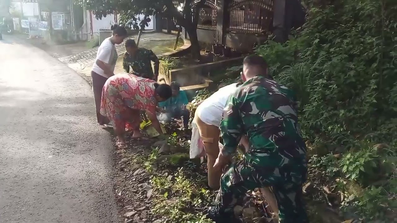 Kegiatan Bersih bersih sampah bersama Babinsa dengan warga masyarakat 