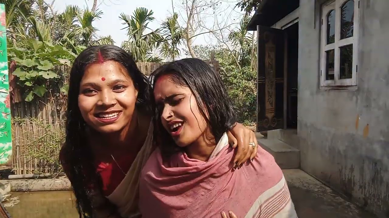 হোলি খেলে স্নান করা শুরু 