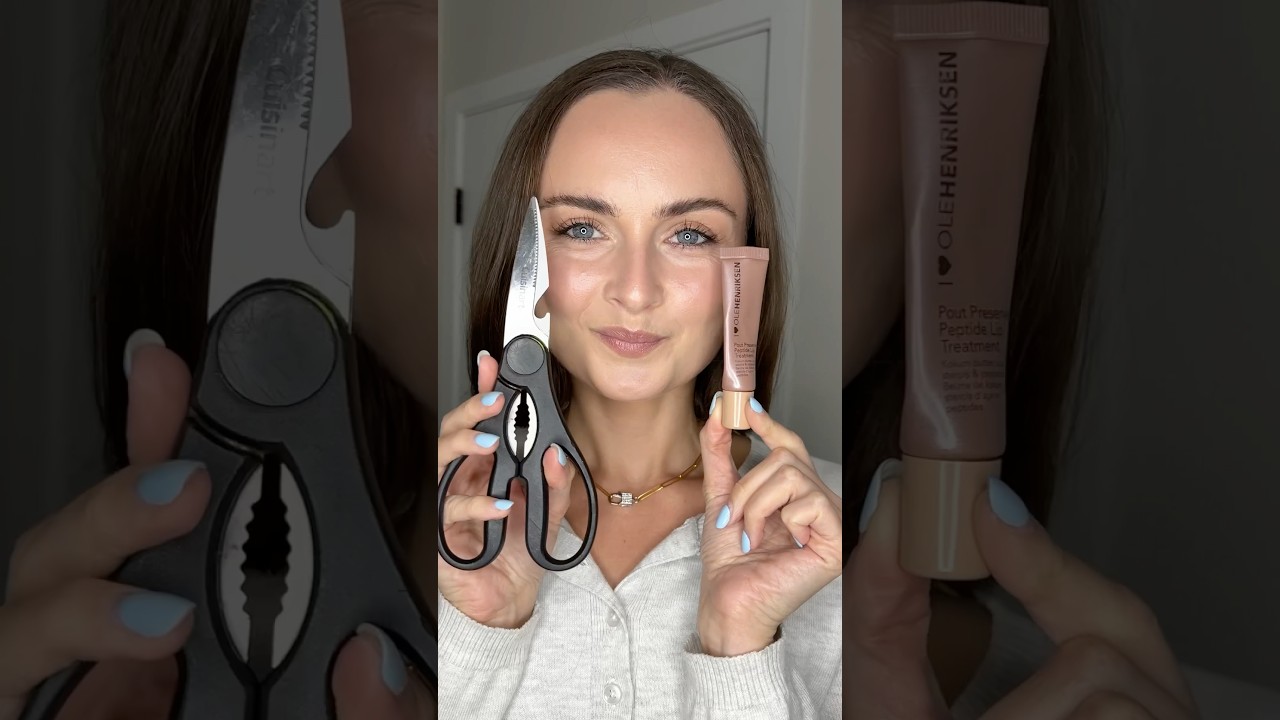 Разрезаю готовый бальзам для губ Ole Henriksen ✂️✨. #olehenriksen #бальзам для губ #бальзам для г...
