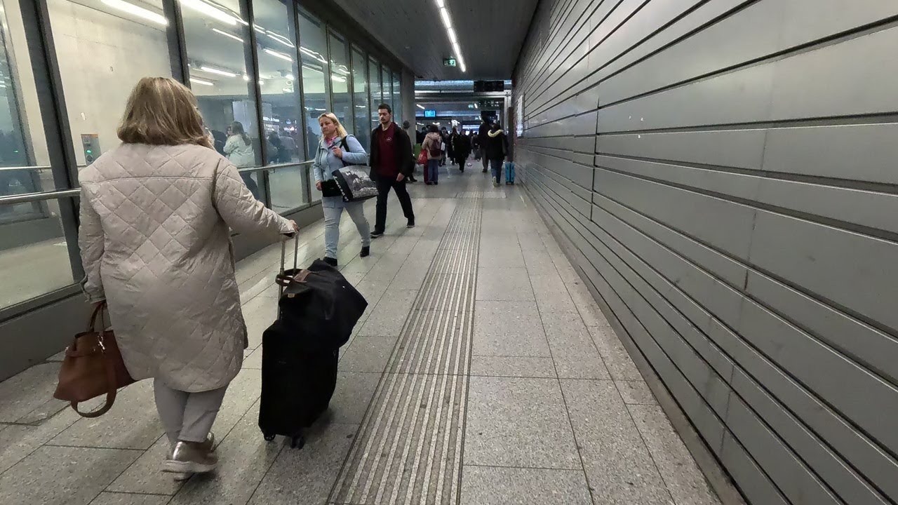 ⁴ᴷ⁶⁰ Walking Budapest, Hungary: Budapest-Kelenföld railway station