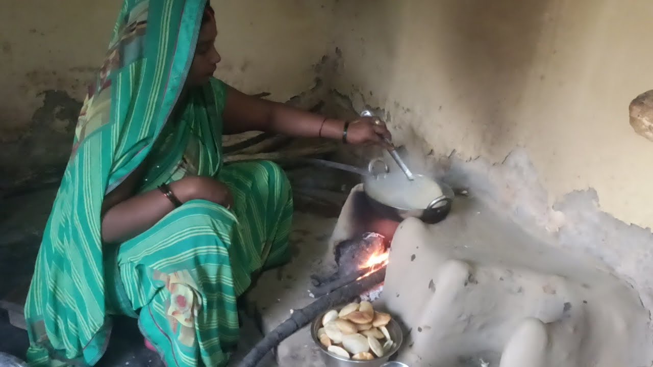 आज मै बनाई हूं नये चावल के पूरी हलवा चडाने के लिए
