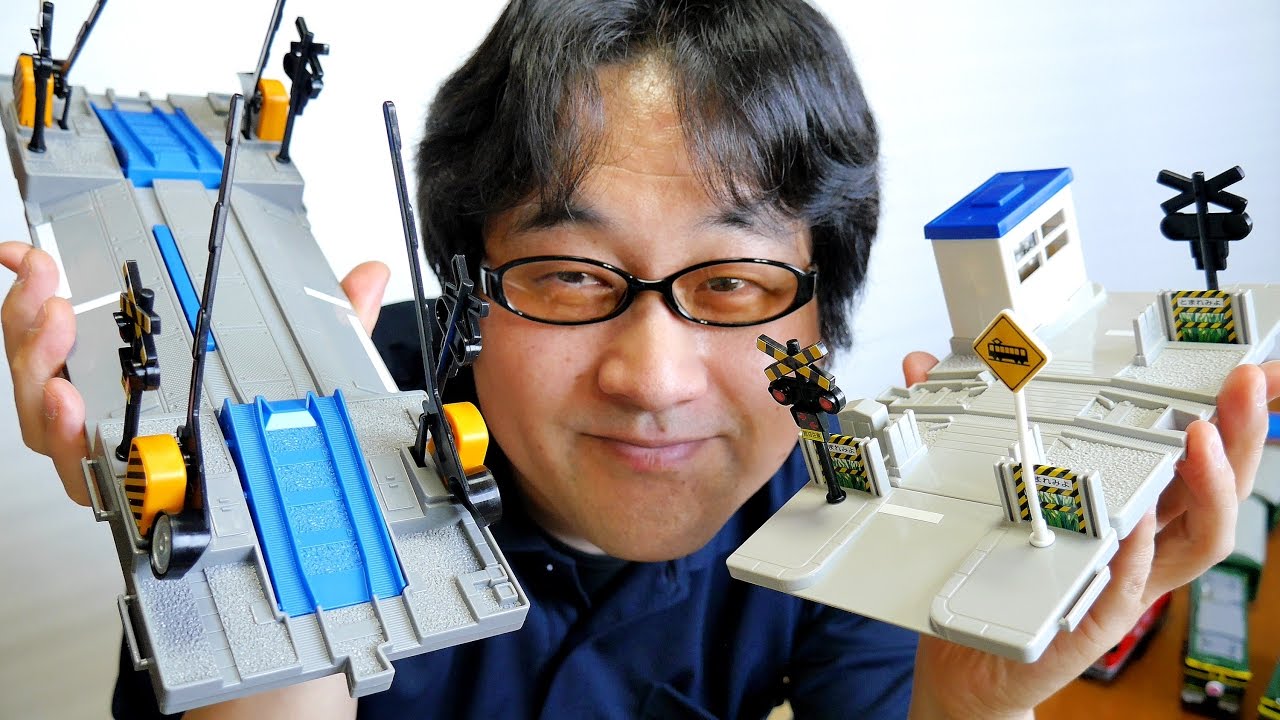 プラレール チリン♪チリン♪と音が鳴る！J-18小さな踏切とJ-21大きな踏切で遊んでみました