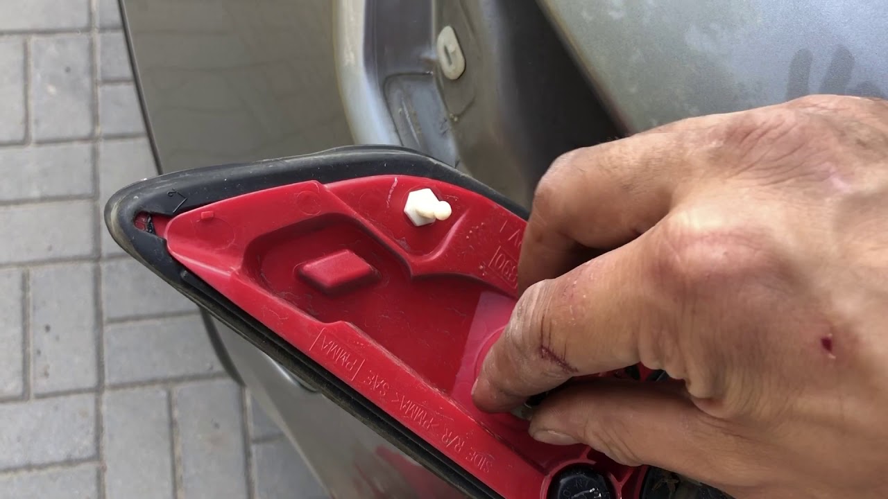 Infiniti fx35 fx45 how to change parking light bulb замена габаритных лампочек
