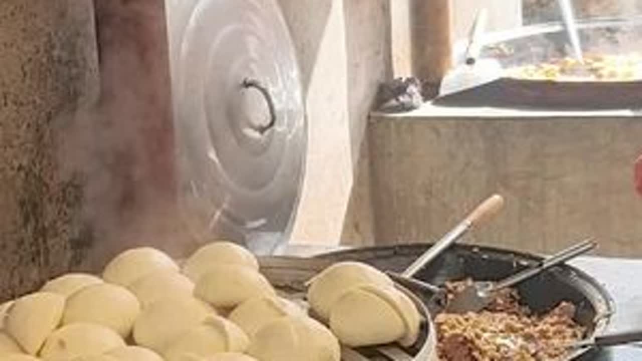 河南辉县上午峪～顿首寺，山之恩农家的大锅菜非常好吃。吃过他家饭的人，应该不少吧？ 辣椒油配大馍头，还有咸米饭。   是所有农家院的，学习的榜样。