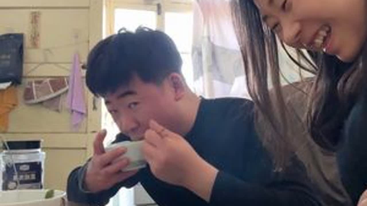 下次一定多蒸点米饭，不让我家张总吃锅巴，今天蒸少了给人家牙缝吃堵了，笑的我肚子痛#简单的家常便饭 #孕晚期 #乡村教师 #vlog日常