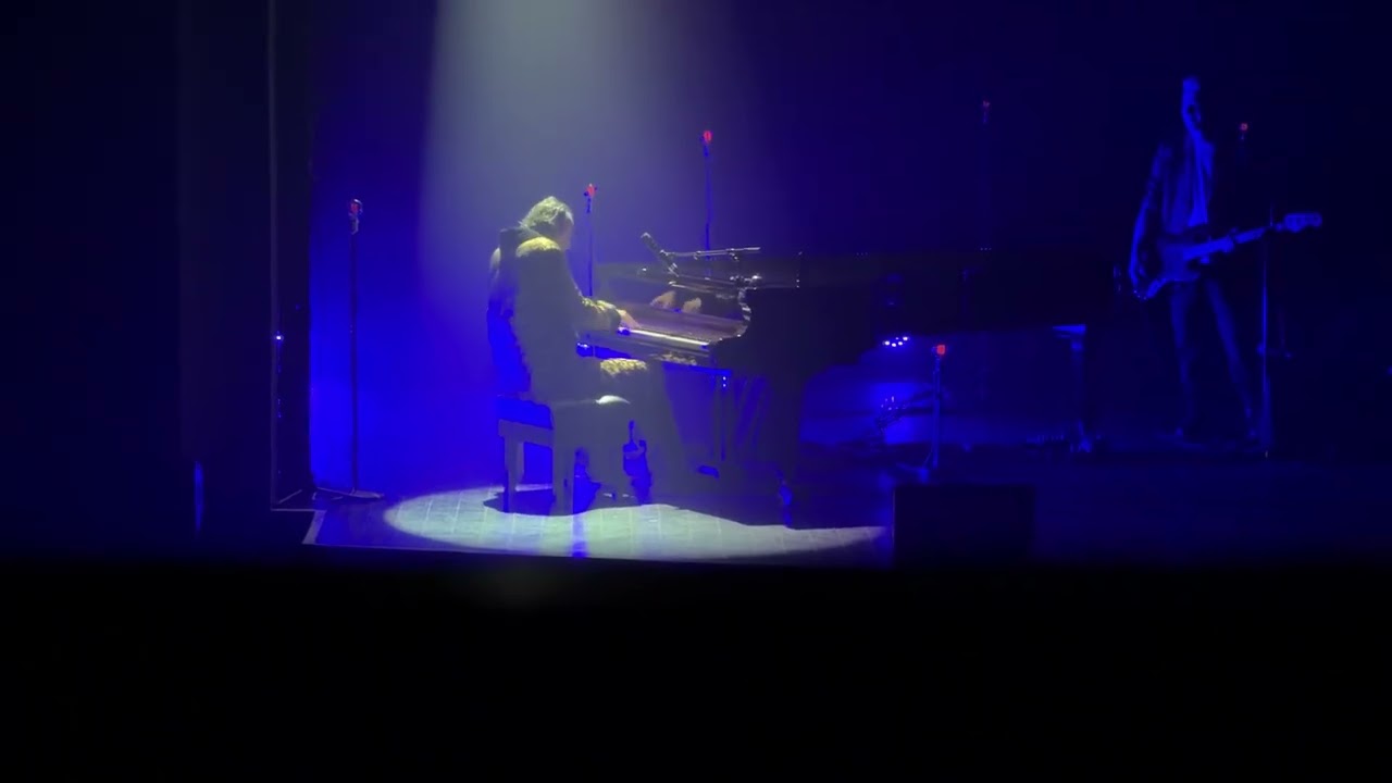 Chilly Gonzales - Knight Moves x Gypsy Woman (She's Homeless) ending (2025.10.18. Live in Liège)