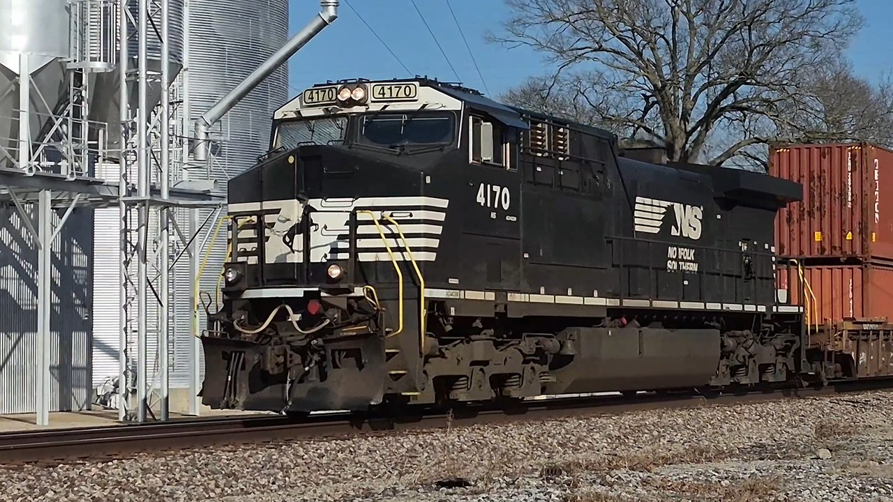 Nice P5 Horn & Double DPUs on NS Train 279