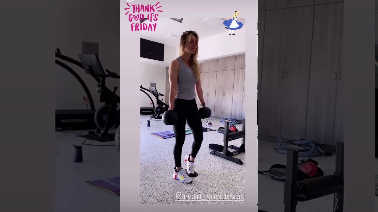 #KaleyCuoco and her hard routine 💪🏋️🍑