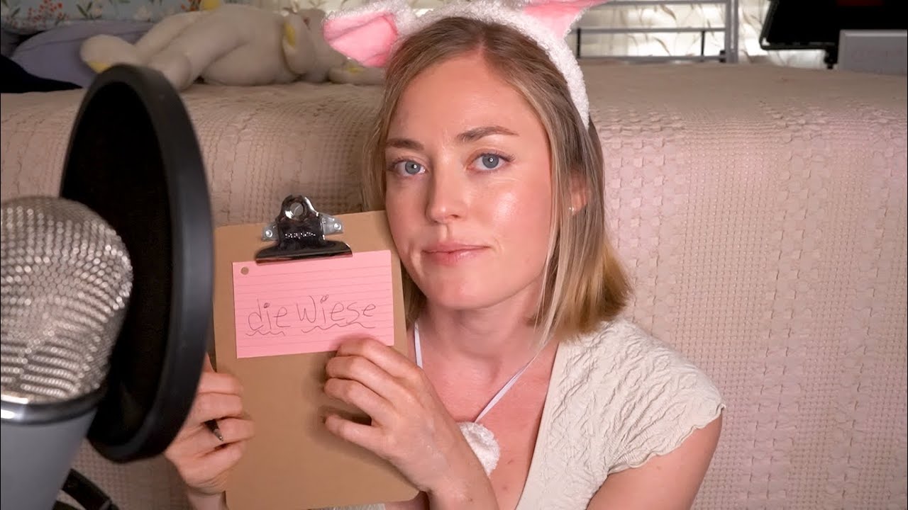ASMR Deutsch 🐑 Amerikanisches Lämmchen lernt flauschige Wörter ☁️ 🧸