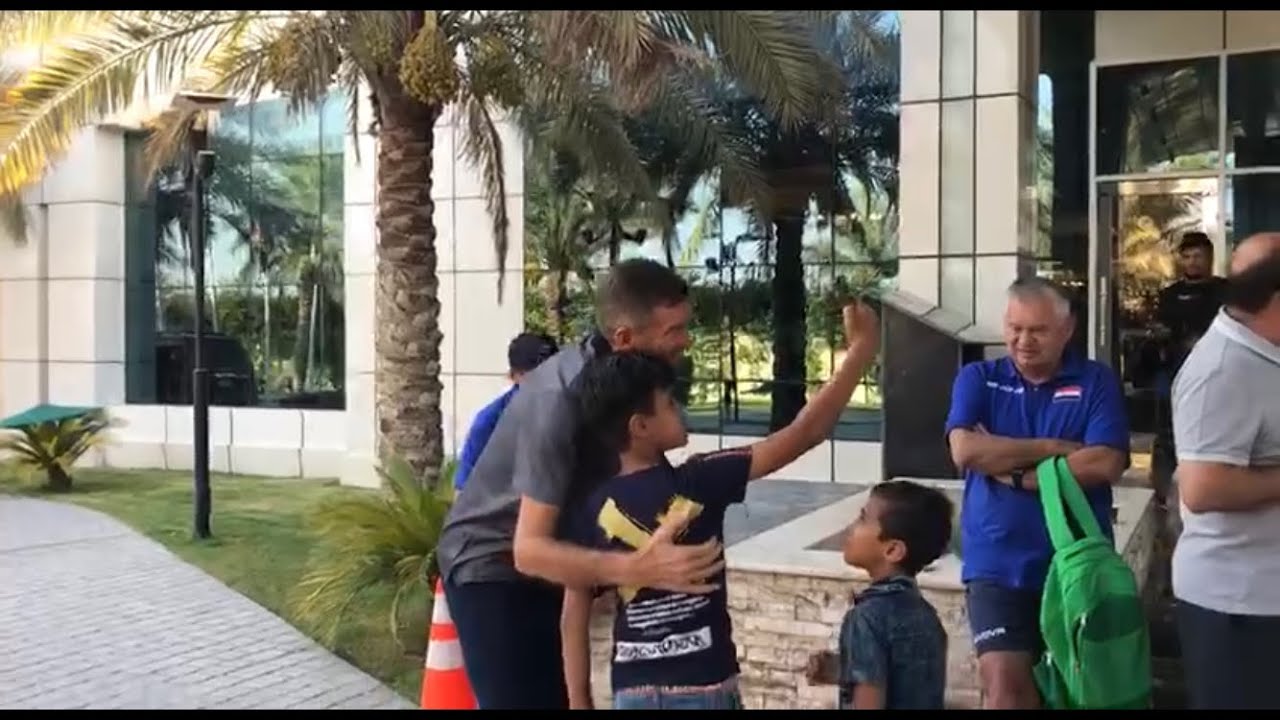 انطلاق حافلة منتخب العراق باتجاه ملعب كربلاء للقاء لبنان في افتتاح بطولة غرب اسيا التاسعة لكرة القدم