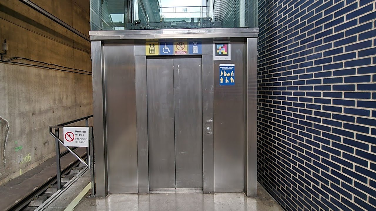 An hydraulic GLASS Schindler D-series elevator @ Faitanar subway station in Valencia, Spain 🇪🇸