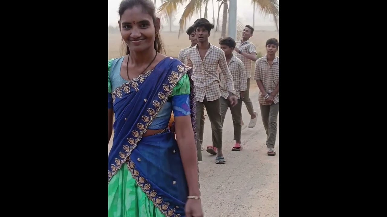 ఎక్కడో పుట్టి ఎక్కడో పెరిగి ఇక్కడే కలిసాము చదువులమ్మ చెట్టు నీడల్లో నా పిల్లలతో నా తీపి జ్ఞాపకాలు