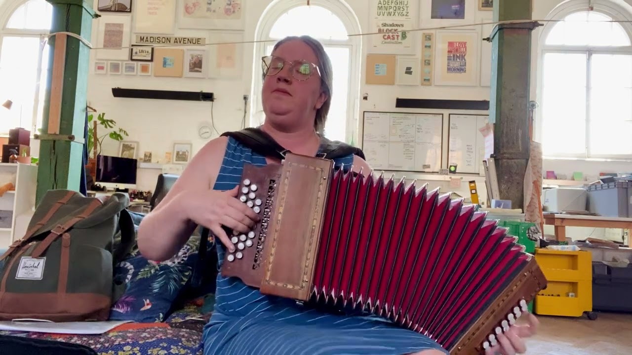 La Belle Sur Le Navire (trad. French) & Bourrée des Cochettes (Jean Léger) | Becci Pamely-Bast