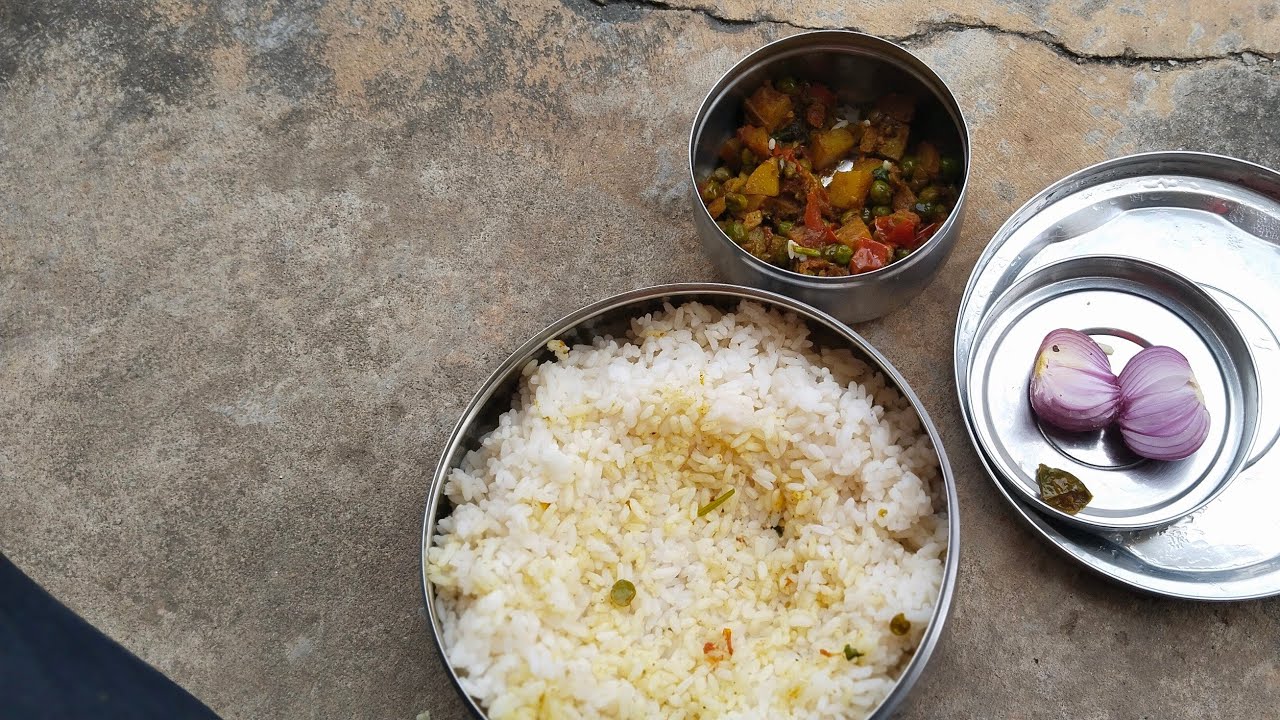 Desi khana kha raha hun bahut maja aa raha hai