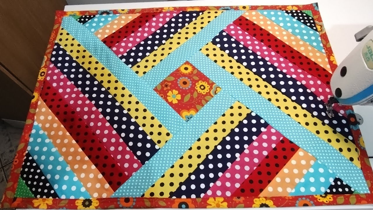 LINDO TAPETE COM RECICLAGEM DE RETALHOS.FAIXAS  DE POÁ.