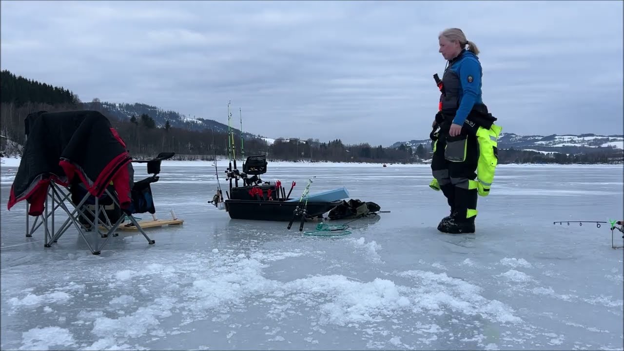 Vera og Erik jakter Mjøsørret fra isen.