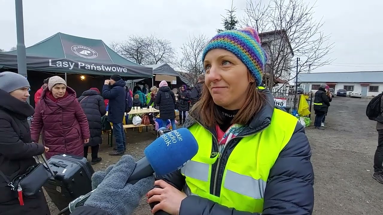 Wojna w Ukrainie. Uchodźcy i wolontariusze na polsko-ukraińskim przejściu w Hrebennem [Napisy PL]