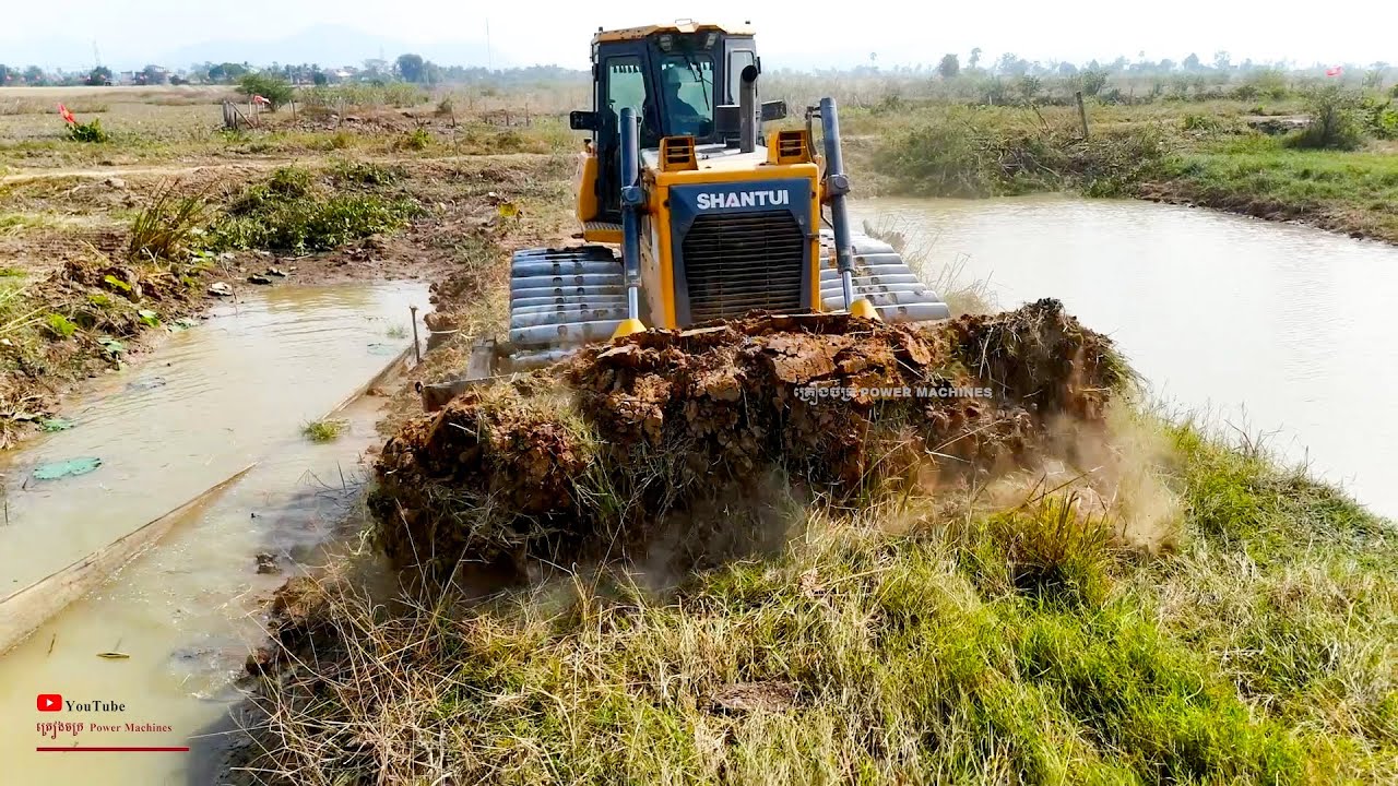 Great Smart Dozer Cutting Slope Clear Into Water, Skills Operator SHANTUI Bulldozer Trimming Dirt