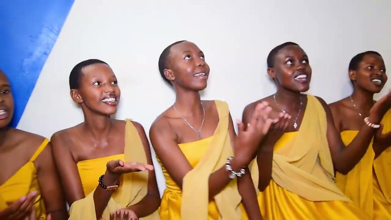 Mawe Mubyeyi Mariya by Chorale La Victoire College Sainte Marie Reine Kabgayi