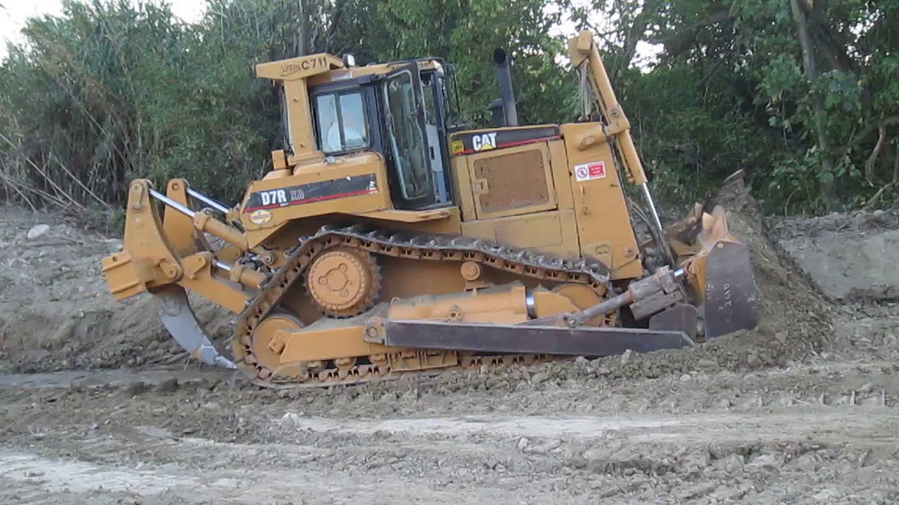 Opere di Spianamento con Ruspa Caterpillar
