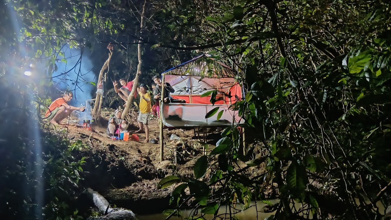 camping hujan deras di pinggir sungai keseruan mendirikan shelter dan makan enak