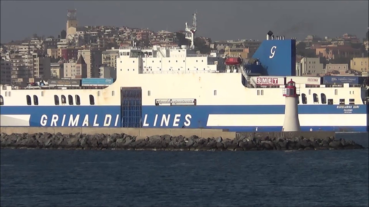 Grimaldi Lines - Eurocargo Bari входит в порт Кальяри