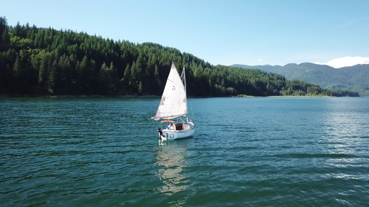 gaff rigged sailboat Com-Pac Sun Cat 17 catboat  pocket cruiser sailboat sailing Yale Lake WA