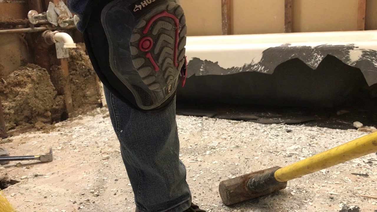 Demoliendo una tina de hierro fundido.