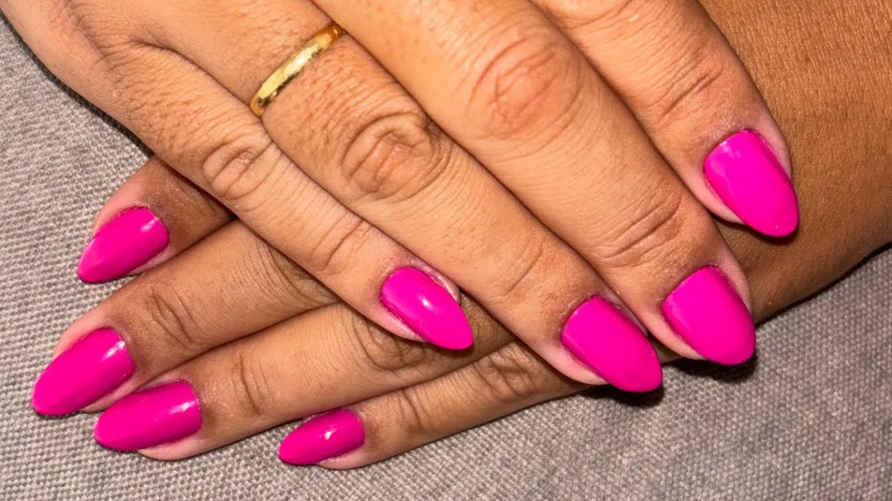 Unhas duras com esmalte comum por 7 dias.
