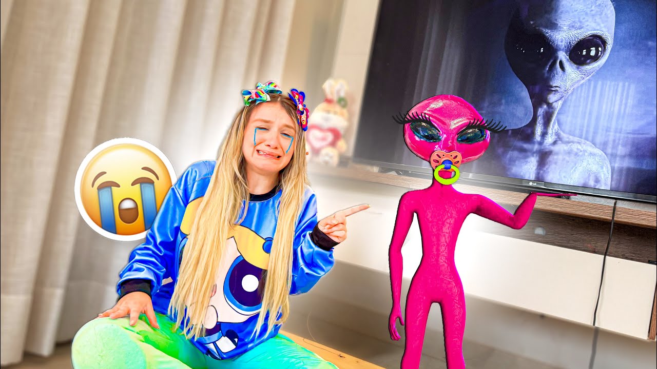 A ALIENÍGENA COR DE ROSA PEGOU A CHUPETA DA JULLY E FEZ ELA CHORAR! 