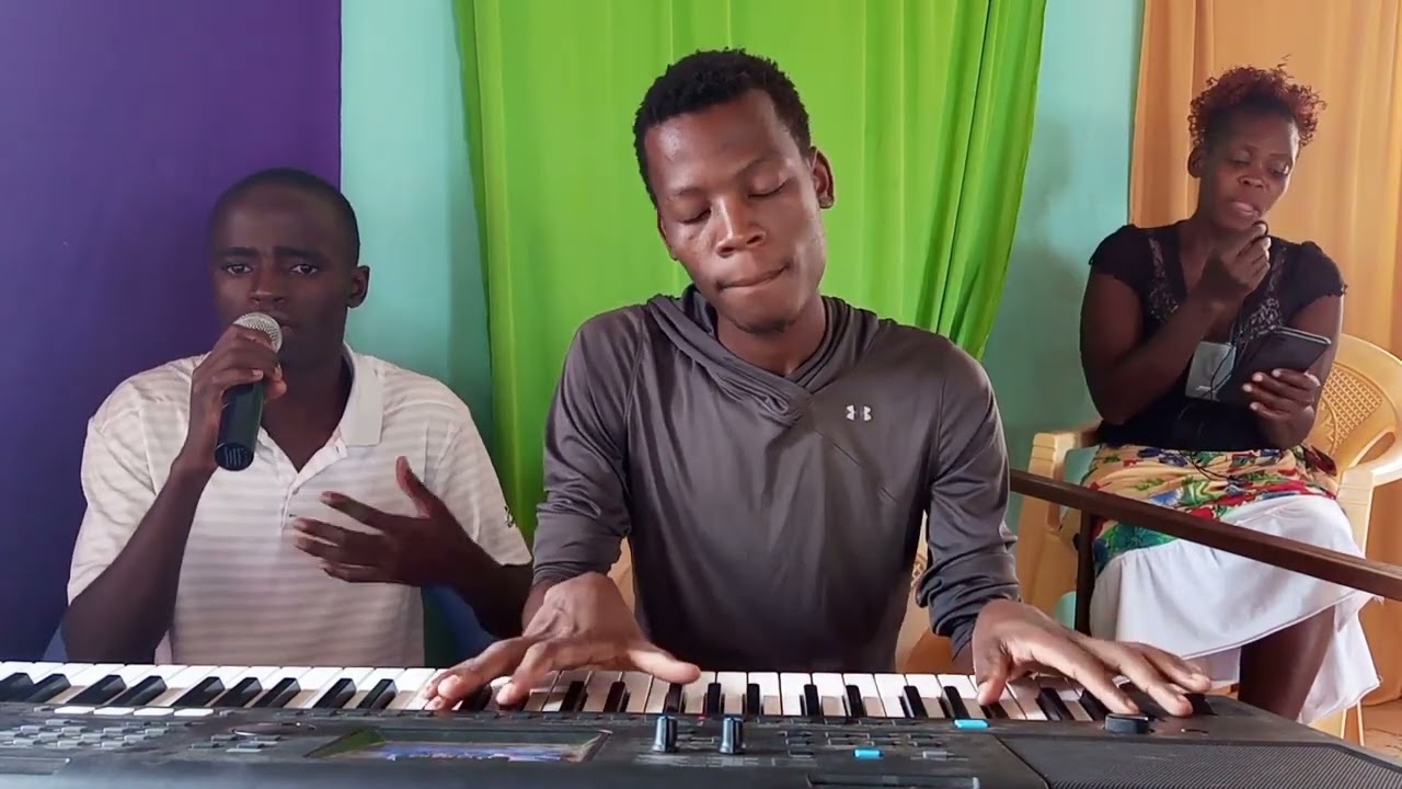 Wakuabudiwa,wakuheshimiwa ni wewe piano Cover by Maureen