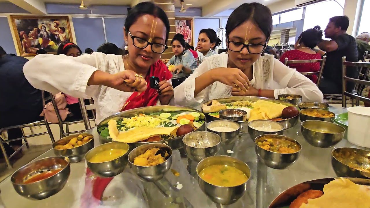 তাপপ্রবাহ উপেক্ষা করে মায়াপুর ইস্কন এ মহা প্রাসাদ খেলাম | গদা ভাবেন ঠাণ্ডা ঘরে বসে খাওয়া | Mayapur