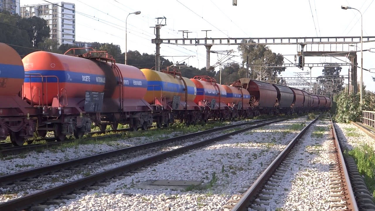 SNTF : sortie d'un train spécial marchandise de la gare d'El Harrach
