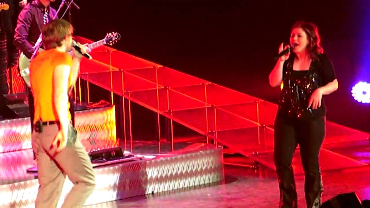 Kelly Clarkson and Eric Hutchinson performing Michael Jackson's Rock With You