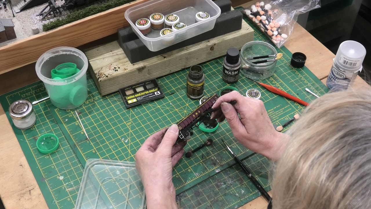 Как обеспечить защиту от атмосферных воздействий при транспортировке угля в вагонах EWS для перев...