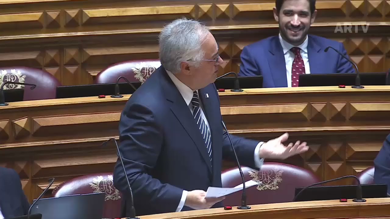 Paulo Moniz responde a deputados no Plenário