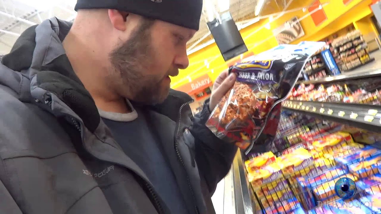 Слепой парень покупает продукты.. - Жизнь слепого