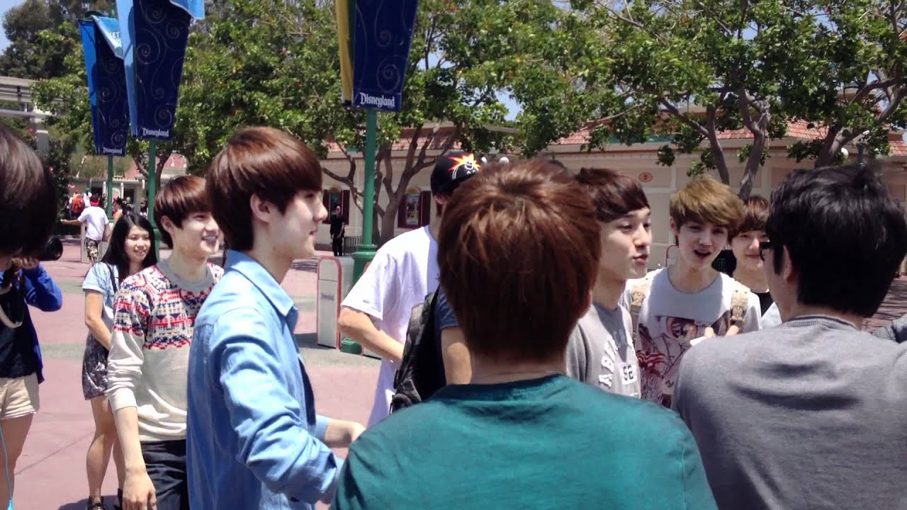 EXO @ DISNEY LAND [lay & D.O dance to MAMA]