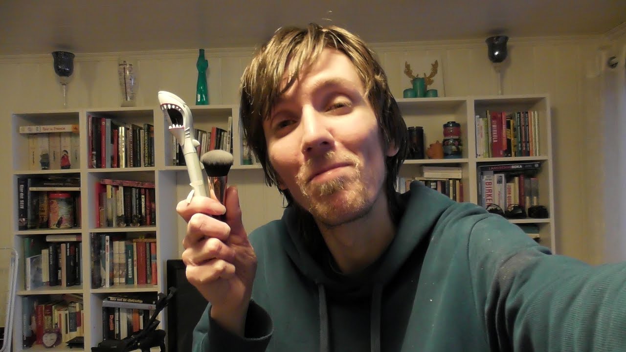 ASMR in Norwegian/på Norsk 🇳🇴 - Avslappende og Behagelig Børsting og Poking for en God Natts Søvn 😴